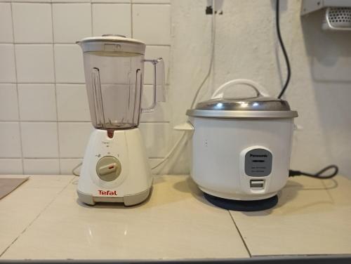 a food processor and a blender on a counter at ManMai Homestay Mesra Solat Double Storey in Nibung Tebal