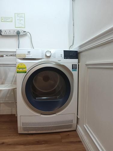 a washing machine is sitting in a room at ManMai Homestay Mesra Solat Double Storey in Nibung Tebal