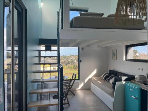 une chambre et un salon avec un lit superposé et un canapé dans l'établissement Flat in France near Sandy Beaches, à Locquirec