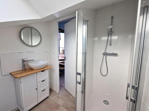 une salle de bain avec douche et lavabo dans l'établissement Flat in France near Sandy Beaches, à Locquirec