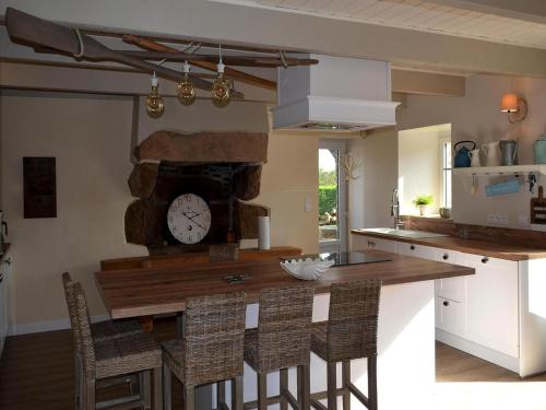 Photo de la galerie de l'établissement Natural stone house with maritime flair, à Plougasnou