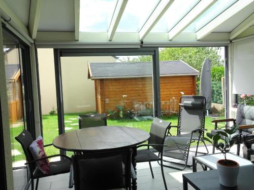 d'une terrasse avec une table et des chaises. dans l'établissement Chalet near Cap Frehel with Coastal Views, à Fréhel
