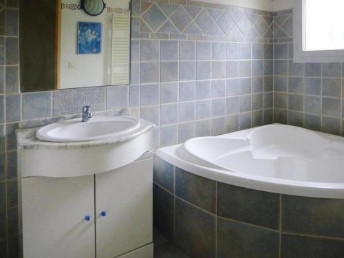 Ένα μπάνιο στο Cozy Vacation House with Pool, Vernègues