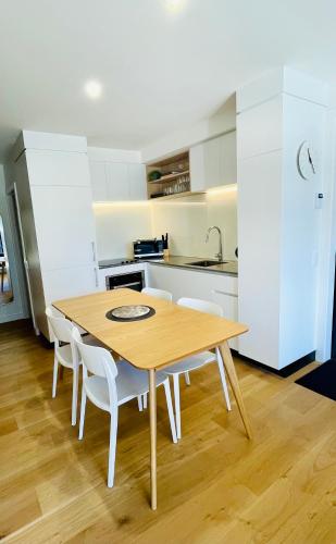 Kuchyň nebo kuchyňský kout v ubytování Albert Town, Wānaka Townhouse - Toi Toi