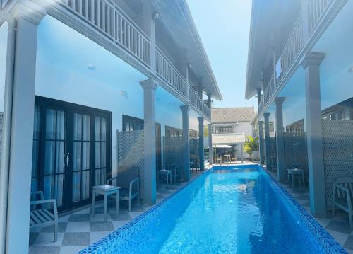 una piscina al centro di un edificio di LuangPrabang Orient Boutique Hotel a Luang Prabang