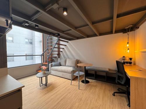 ボゴタにあるBESTAY - Edificio Tribecaのソファとテーブルのあるリビングルーム