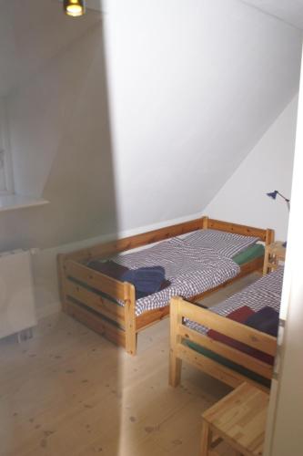 two twin beds in a room with a staircase at Kate Windeby in Windeby