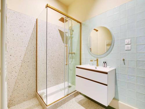 une salle de bain avec une douche, un lavabo et un miroir dans l'établissement Cozy flat 1 BDR 2P - Marais district, à Paris