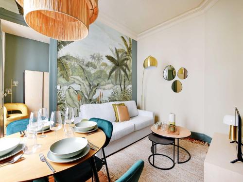 un salon avec un canapé blanc et une table dans l'établissement Cozy flat 1 BDR 2P - Marais district, à Paris