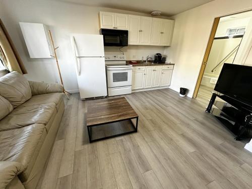 a living room with a couch and a kitchen at Duncan Motel in Duncan
