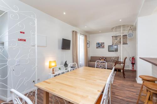 a kitchen and dining room with a wooden table and chairs at BeGuest Tia Benvinda Cascais in Cascais