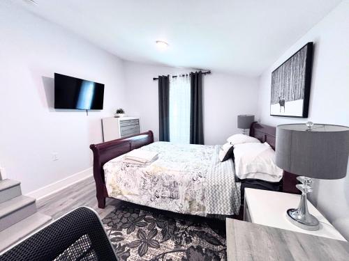 Ένα ή περισσότερα κρεβάτια σε δωμάτιο στο Charming 3 BDRM in Charlotte - 1 mile to Uptown