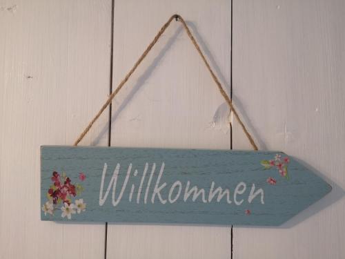 a blue sign that reads willushima istg istg istg at Ferienwohnung Schloßberg 2 in Peiting
