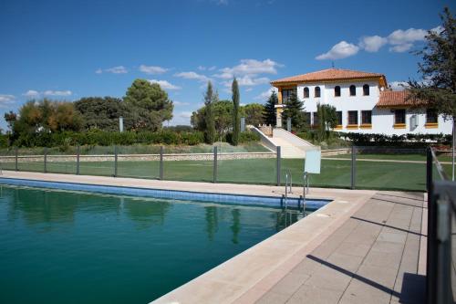 a swimming pool in front of a house at Hotel Finca las Beatas in Villahermosa