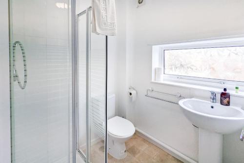 Bilik mandi di 5-Bedroom Budget Contractor House with 10 Beds Free Parking and Free WiFi - Outfield Homes by Your Lettings Short Lets & Serviced Accommodation Peterborough
