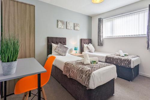 Katil atau katil-katil dalam bilik di 5-Bedroom Budget Contractor House with 10 Beds Free Parking and Free WiFi - Outfield Homes by Your Lettings Short Lets & Serviced Accommodation Peterborough
