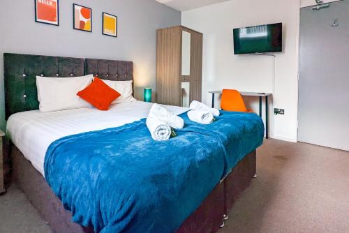 Katil atau katil-katil dalam bilik di 5-Bedroom Budget Contractor House with 10 Beds Free Parking and Free WiFi - Outfield Homes by Your Lettings Short Lets & Serviced Accommodation Peterborough