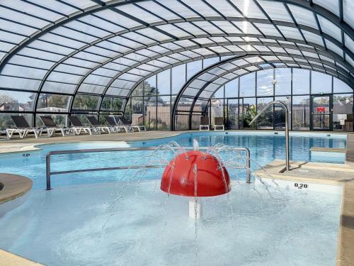 - une piscine avec un ballon rouge dans l'eau dans l'établissement Mobile-home Grand Confort 4 pers, 2 ch, 2 sdb, plage, piscine, fitness, terrasse - Jullouville - FR-1-361A-57, à Jullouville