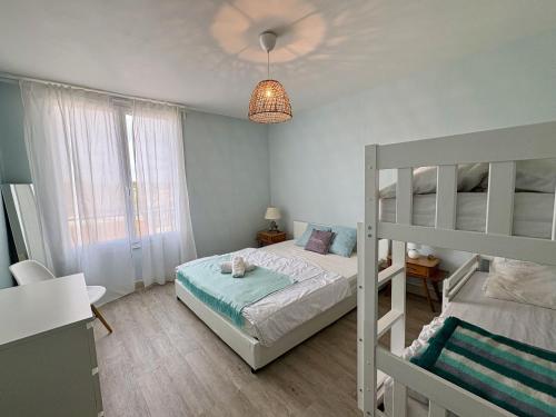- une chambre avec deux lits superposés et un plafond dans l'établissement Appartement rénové face à la mer avec balcon - 2 chambres - Saint-Jean-de-Monts - FR-1-323-472, à Saint-Jean-de-Monts