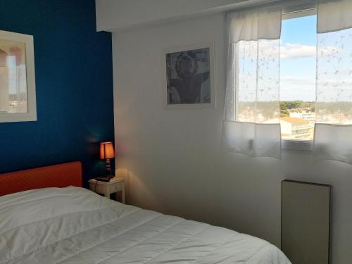 une chambre avec un lit et une fenêtre dans l'établissement Appartement moderne 5 pers, balcon, parking, proche plage - FR-1-323-559, à Saint-Hilaire-de-Riez