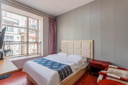 Postel nebo postele na pokoji v ubytování Kunming Panju Hotel Changshui Airport Branch