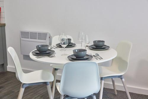 Příslušenství pro přípravu čaje a kávy v ubytování Low Lights - Properties Unique
