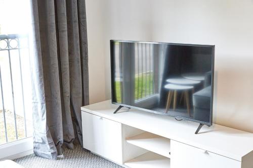 TV a/nebo společenská místnost v ubytování Low Lights - Properties Unique