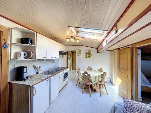 une cuisine et une salle à manger avec une table et des chaises dans l'établissement Clos 24 - appartement - 5 pers - proche centre, aux Gets