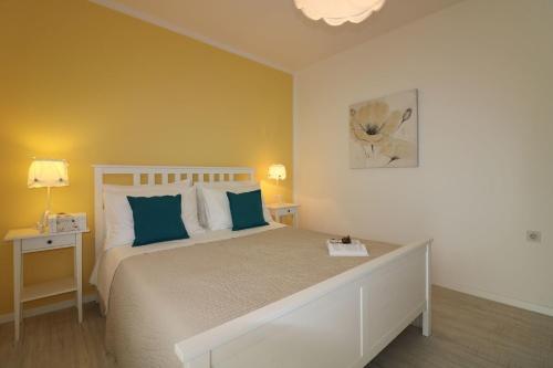 sypialnia z dużym łóżkiem z niebieskimi poduszkami w obiekcie Ferienwohnung Rosmarin Porec w Poreču