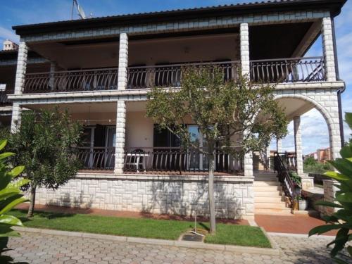 dom z dużym balkonem na górze w obiekcie Ferienwohnung Rosmarin Porec w Poreču