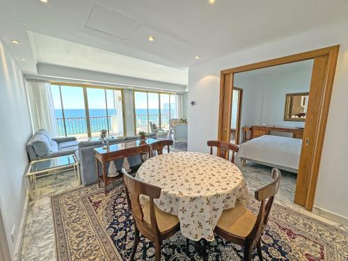 une pièce avec une table et des chaises et une chambre dans l'établissement Panoramic Sea View Promenade, à Nice