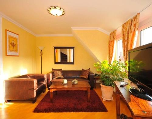 ブレーメンにあるDeluxe Apartments Bremen Typ Dのソファとコーヒーテーブルのあるリビングルーム