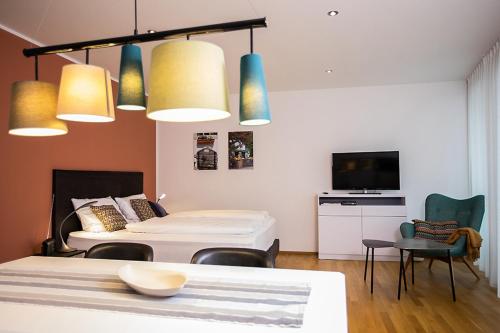 ein Hotelzimmer mit zwei Betten und einem Fernseher in der Unterkunft Ferienwohnung "Höchsten" in Friedrichshafen