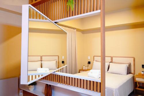 リベイラン・プレトにあるHospedar com elegância e charme!のベッドルーム1室(二段ベッド2台、はしご付)