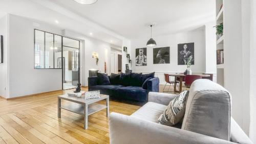 a living room with a couch and a table at HOMEY AWESOME - Proche Gare et Tram - Centre-ville - Balcon privé - Wifi gratuit in Annemasse