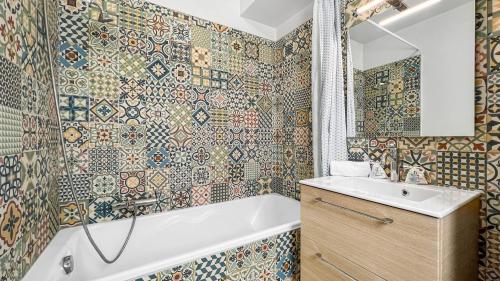 ein Badezimmer mit Badewanne und Waschbecken in der Unterkunft HOMEY PRECIOSO - Terrasse privée - Wifi et Netflix in Vétraz-Monthoux