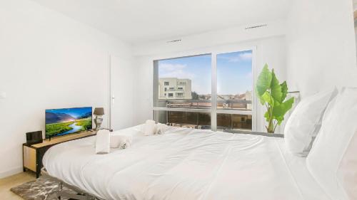 Posteľ alebo postele v izbe v ubytovaní HOMEY MARBLE - Au pied du Tram / Proche centre / Balcon privé / Wifi gratuit