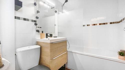 łazienka z toaletą, umywalką i wanną w obiekcie HOMEY COLIBRI - New / Free parking/ Proche Gare Annemasse / Aux portes de GenèveGenève w mieście Annemasse