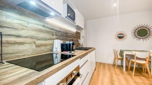 Photo de la galerie de l'établissement HOMEY HAKUNA - Proche centre / Balcon privé / Wifi gratuit, à Annemasse