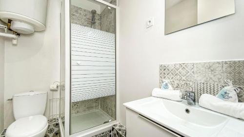 a bathroom with a toilet and a sink and a shower at HOMEY TITI - Hyper-centre - Proche Gare et Tram - Lit Convertible - Wifi gratuit in Annemasse