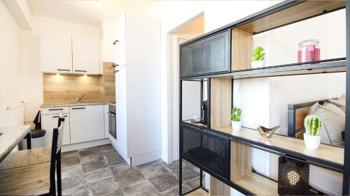 une cuisine avec une table et un comptoir dans l'établissement HOMEY INFINITY New/Centre/proche Genève, à Annemasse