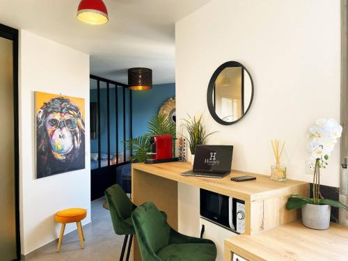 Photo de la galerie de l'établissement HOMEY SUPERCHILL - Appartement moderne et tout équipé - Netflix et WiFi inclus - Situé en Hyper-centre - Proche Genève, à Annemasse