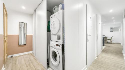 a laundry room with a washer and dryer at LA COLOC CHOCO - Belle Colocation en hypercentre / 5 chambres privées / Salle de bains privative / Proche Gare et Tram / Wifi et Netflix in Annemasse