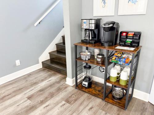 Cette chambre dispose d'une étagère et d'une cafetière. dans l'établissement Limearita- Beach house, private heated pool, à Destin