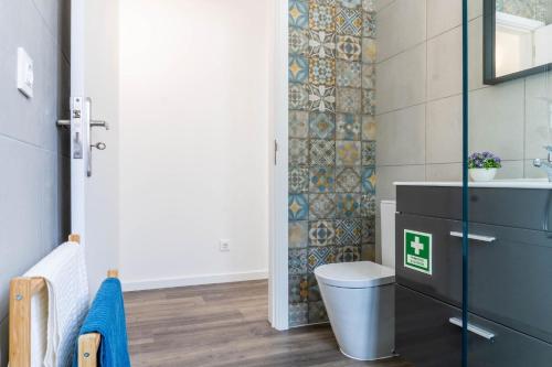 Ένα μπάνιο στο Encanto Village House