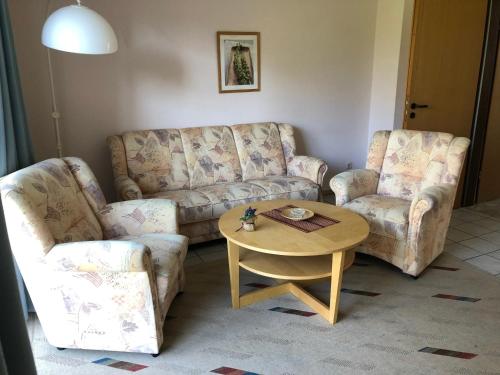 un salon avec deux canapés et une table dans l'établissement To Hus, Reihenhaus 6, à Kellenhusen