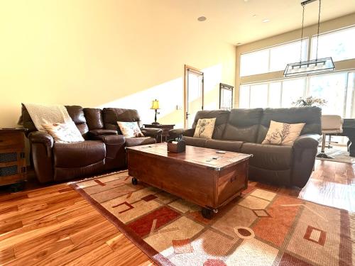 Un lugar para sentarse en Luxury Family Retreat on Mercer Island Pet-Friendly, Pool Table, Patio & Near Seattle - Book Now & Save!