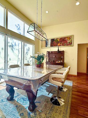 Una televisión o centro de entretenimiento en Luxury Family Retreat on Mercer Island Pet-Friendly, Pool Table, Patio & Near Seattle - Book Now & Save!