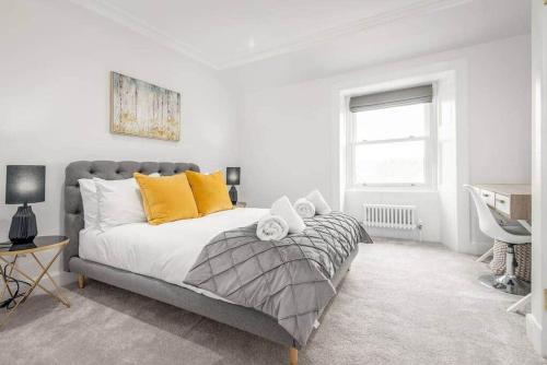 Postel nebo postele na pokoji v ubytování Skye Sands - Alexandra Penthouse No 8