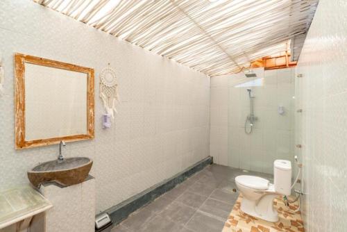 A bathroom at Kutampi Penida